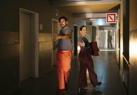 Hotel Utopia – Ballhaus Ost – Christiane Mudra spielt im Flughafen Tempelhof mit Reisepässen und reitet den Amtsschimmel