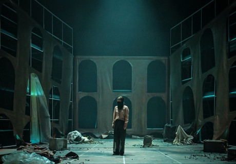 Ich, Antigone – Staatstheater Mainz – Anna Gschnitzers Sophokles-Überschreibung verwickelt die Heldin in eine Familienaufstellung