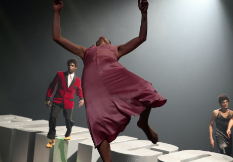 Ich nehm dir alles weg. Ein Schlagerballett – HAU Hebbel am Ufer – Joana Tischkau lässt den Baseballschläger zu Pina Bausch & Schlagerschnulzen tanzen 