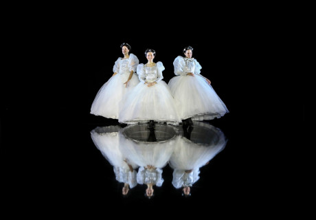 Iconic – Schauspiel Hannover – Jorinde Dröse zeigt drei Kurzdramen zur Knechtschaft der Frau in Königshäusern