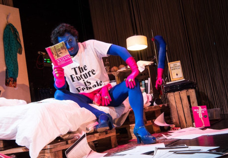 Identitti – Düsseldorfer Schauspielhaus – Mithu Sanyals humorvoller Diskurs-Roman zur Transzendenz von 