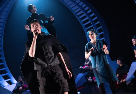 Im Ferienlager – Schauspiel Stuttgart – Olga Bach erforscht die Lust des Menschen an sektenhafter Gruppenbildung