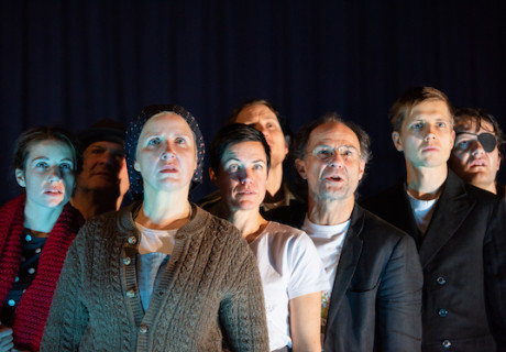 Immer noch Sturm – Landestheater Linz – Stephanie Mohr und das Ensemble entlocken Peter Handkes Familienaufstellung mit Partisanen nur anfänglich Unschuld