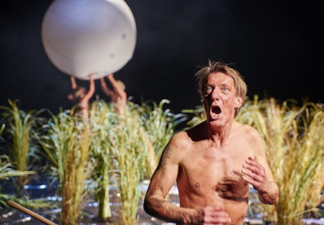 Imperium – Babett Grube inszeniert in Braunschweig Christian Krachts großen Kolonialismus- und Kokosnussroman