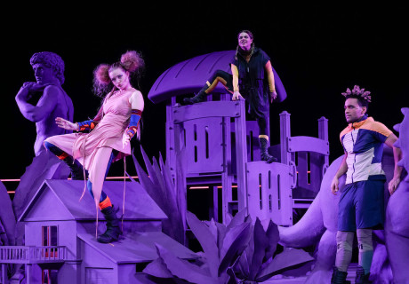 In den Gärten oder Lysistrata Teil 2 – Münchner Volkstheater – Christian Stückl vertraut auf die Launigkeit von Sibylle Bergs Gender-Museums-Umdeutung von Aristophanes