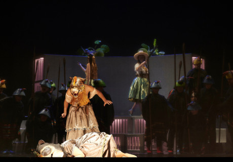 The Indian Queens – Theater Aachen – Die ecuadorianischen Inszenatorinnen des Colectivo Yama bringen eine postkoloniale Semi-Oper nach Henry Purcell auf die Bühne