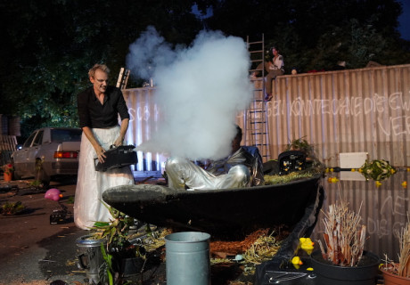 Irrlichter. Ein Sommernachtstrauma – Zimmertheater Tübingen – Hannah Zufall und Magdalena Schönfeld erzählen den Shakespeare-Klassiker auf der Folie der Naturzerstörung als Schrottplatz-Open-Air neu