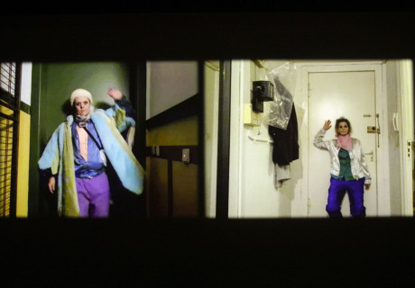 Is Anybody Home? – Volksbühne am Rosa-Luxemburg Platz – Gob Squads Live-Erkundung fremder Wohnungen und ihrer Bewohner:innen