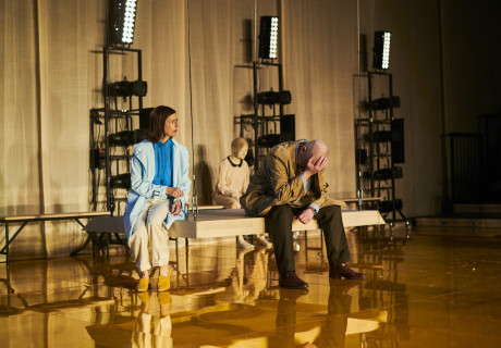  James Brown trug Lockenwickler – Bühnen Bern – Stephan Kimmig inszeniert Yasmina Rezas Generationenkonflikt um Identität und Selbstbestimmung mit freundlicher Klarheit