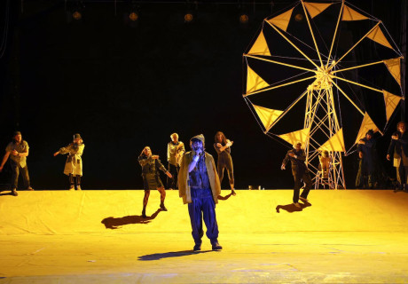 Die Erfindung des Jazz im Donbass – Theater Bremen – Armin Petras inszeniert die Uraufführung des Postsozialismus-Romans von Serhij Zhadan als ukrainischen Eastern