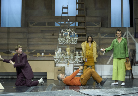 Jeeps – Schauspiel Essen – Rafael Sanchez kappt Nora Abdel-Maksouds Erbschaftssatire die politischen Spitzen