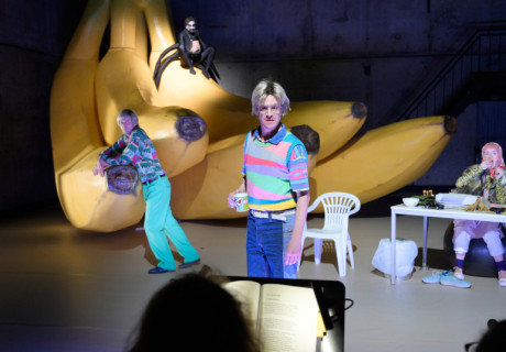 Jeeps – Deutsches Schauspielhaus Hamburg – Heike M. Goetzes Regieformalismus kollidiert aufs herrlichste mit Nora Abdel-Maksouds Screwball-Komödie