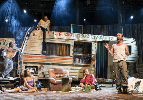 Jerusalem – Staatstheater Augsburg – André Bücker inszeniert die Deutschsprachige Erstaufführung des phantastischen Aussteiger-Stücks von Jez Butterworth