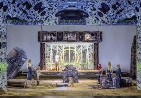 Jessica – Volksbühne am Rosa-Luxemburg-Platz – Ihr Geschäft mit der Auferstehung macht die Transzendenz-Influencerin in der neuen Bühneninstallation von Susanne Kennedy und Markus Selg