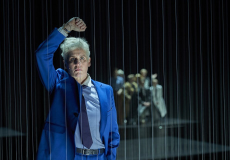 Johann Holtrop: Abriss der Gesellschaft – Schauspiel Köln – Stefan Bachmann bringt Rainald Goetz' Manager-Roman elf Jahre nach Erscheinen auf die Bühne