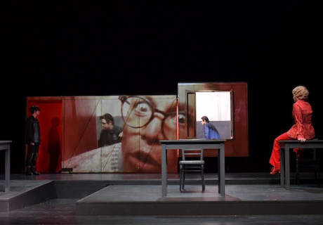 Jugend ohne Gott – Volkstheater Rostock – Regisseur Daniel Pfluger zeigt Ödön von Horváths brisanten Stoff im Rahmen eines Corona-Pilotprojekts live