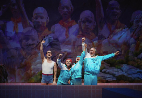 Jugojugoslavija – Bühnen Bern – In deutschsprachiger Erstaufführung inszeniert Anita Vulesica Bonn Parks Jugoslawien-Retrotopie als Endspiel