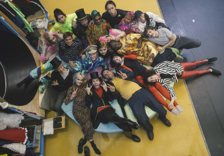 Jump Into The Void – Kampnagel Hamburg – Die Gruppen JAJAJA und Hajusom kämpfen sich durch den Förderdschungel