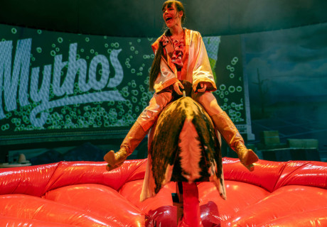 Karl May – Volksbühne Berlin – Enis Maci und Mazlum Nergiz gehen mit Karl May der Kolonialisierung Amerikas auf den Grund