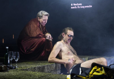 Kein Schicksal, Klytämnestra & Die Umsiedlerin – Schauspiel Leipzig  – Enrico Lübbe und Moritz Sostmann beziehen mit geschichtsträchtigen Stoffen eine Interimsspielstätte  