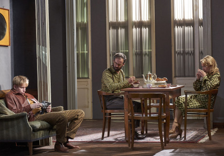 Kinder der Sonne – Schauspielhaus Bochum – Mateja Koležnik reist mit Maxim Gorki in einen Elfenbeinturm vor der russischen Revolution