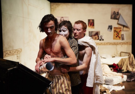 Kinder der Nacht – Am Schauspiel Köln inszeniert Melanie Kretschmann packend und einfallsreich Helene Hegemanns Bühnenadaption des Rausch-Romans von Jean Cocteau