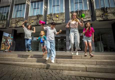 Das Kinderparlament – Schwankhalle Bremen – Mit einer performativen Erkundung der bremischen Bürgerschaft schließt eine Trilogie zur Gewaltenteilung für junges und altes Publikum