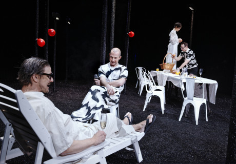 Kinder der Sonne – Berliner Ensemble – Jakob Nolte aktualisiert den Gorki-Klassiker zur Sitcom