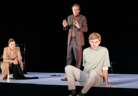 Kindeswohl – Deutsches Schauspielhaus Hamburg – Karin Beier adaptiert Ian McEwans Roman über die großen Entscheidungen von Leben und Tod, Liebe und Vernunft