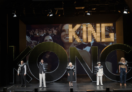 King Kong und der alte weiße Mann – Oldenburgisches Staatstheater – Robert Gerloff und Anna-Teresa Schmidt spielen lustvoll metamäßig mit den Unterschieden von Film und Theater