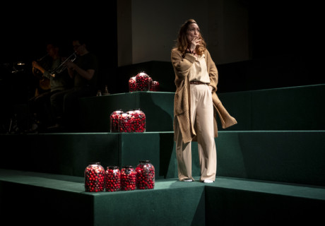 Der zweite Kirschgarten – Neuköllner Oper – Kolonialschuld geistert durch Wolfgang Böhmers und Martin G. Bergers Musical frei nach Tschechow