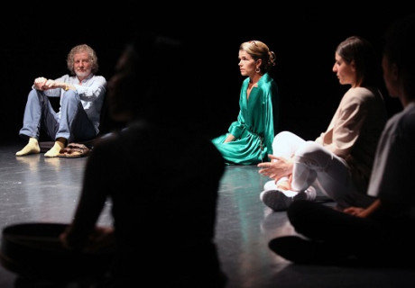 Kluge Gefühle – Niels Bormanns Inszenierung von Maryam Zarees preisgekröntem Stück am Berliner HAU