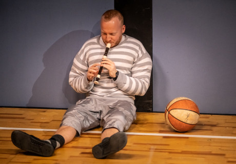 Knast – Theaterhaus Jena – In der Jusitzvollzugsanstalt Hohenleuben haben Leon Pfannenmüller und seine Kolleg*innen für ihr Stück über den Gefängnisalltag recherchiert