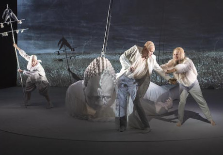 König Lear – Theater Bonn – Luise Voigt verdoppelt den Körper des Königs und übersetzt Shakespeares pessimistischste Tragödie in eine Abfolge stilisierter Vorgänge 