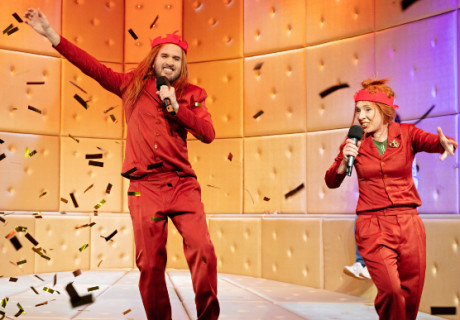 König Ubu – Clara Weyde lässt es mit Alfred Jarrys Tyrannen-Groteske in Bielefeld show-spektakulär krachen