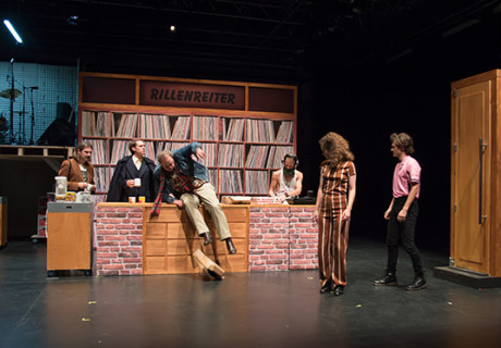 König der Möwen – Eine musikalische Dramödie über die Hamburger Musik-Subkultur von Andreas Dorau, Gereon Klug, Patrick Wengenroth beim Internationalen Sommerfestival auf Kampnagel 