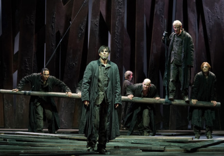  Michael Kohlhaas – Bregenzer Festspiele – Andreas Kriegenburg denkt mit Heinrich von Kleists düsterer Geschichte um Schuld und Recht über Geschlechterrollen nach