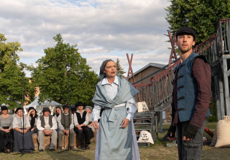 Krabat – Staatstheater Cottbus – Im Hof der Alvensleben-Kaserne erzählen Armin Petras und Wolfgang Michalek eine alte sorbische Sage mitreißend neu