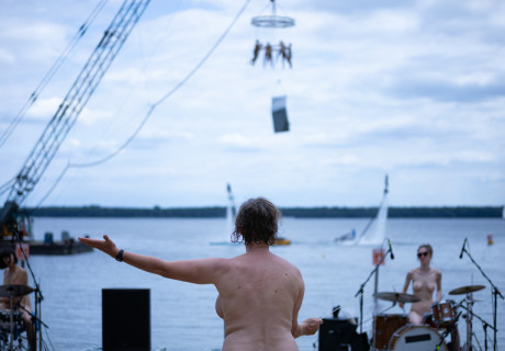 Kranetude – Sophiensaele Berlin – Florentina Holzinger beschwört in einem assoziationsreichen Wasserballett die Naturgewalten