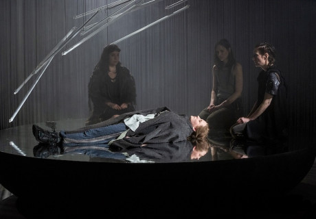 Der Krieg hat kein weibliches Gesicht – Theater Freiburg – Malgorzata Warsicka bringt Swetlana Alexijewitschs berühmten Dokumentarroman auf die Bühne 