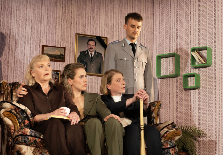  Krieg und Frieden – Theater Magdeburg – Charly Hübner gibt ein bildmächtiges Regiedebüt mit einem Stoff von Roland Schimmelpfennig nach Tolstoi