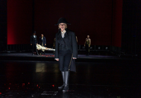 Krieg und Frieden – Staatstheater Darmstadt – Martin Laberenz wagt einen vierstündigen Ritt durch Tolstois sehr gegenwärtigen Riesenroman