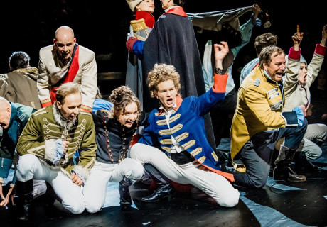 Krieg und Frieden – Düsseldorfer Schauspielhaus – Tilmann Köhler wuchtet Tolstois Großwerk groß auf die Bühne