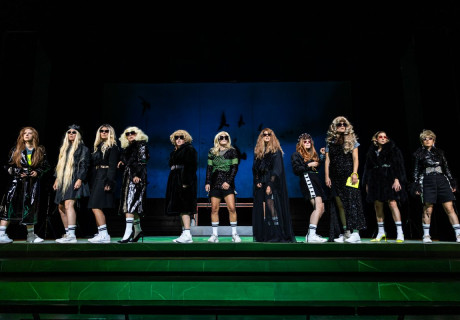 Ladies Football Club – Staatstheater Meiningen – Simone Blattner inszeniert die deutschsprachige Erstaufführung von Stefano Massinis Stück über Frauen, Fußball und Krieg