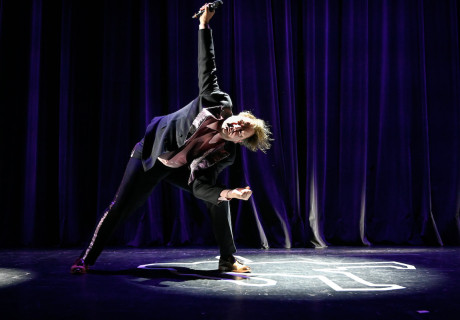 Late Night Hamlet – Ruhrfestspiele – Charly Hübner bietet ein herziges und etwas kokettes Hamlet-Solo