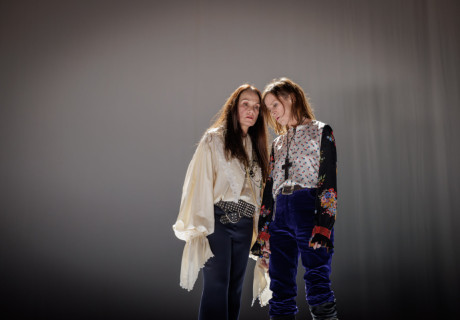 Das Leben ein Traum – Volksbühne Berlin – Clemens Maria Schönborn fährt mit Sophie Rois und Ensemble in den Bauch der Volksbühne