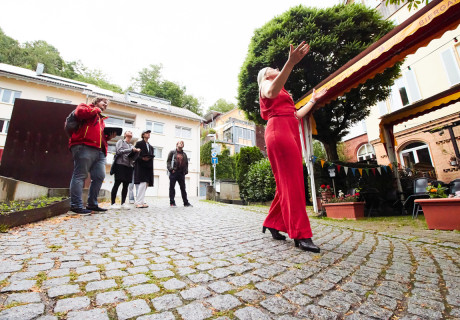 Lebendige Stolpersteine – Landestheater Tübingen – Regisseurin Sapir Hellers theatraler Gang durch die jüdische Geschichte Tübingens