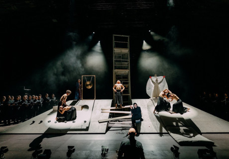 Legende – Ruhrtriennale – In einem opulenten szenischen Feature feiert Kirill Serebrennikov den widerständigen armenisch-georgischen Filmkünstler Sergey Paradjanov