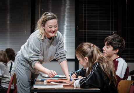 Das Lehrerzimmer – Nationaltheater Mannheim – Adrian Figueroa bringt İlker Çataks preigekrönten Film auf die Bühne