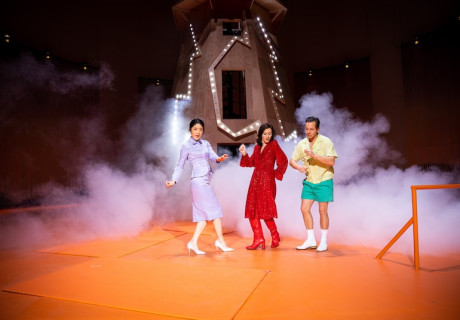 Liebe, einfach außerirdisch – Deutsches Theater Berlin – René Pollesch bereitet beim Auswärtsspiel mit Aliens den Schauspieler:innen ein Fest